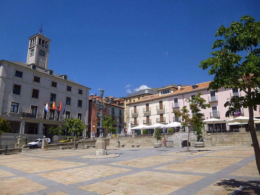 San Lorenzo de El Escorial. Plaza de la Constitución. Fotografía_Zarateman en Wikimedia Commons