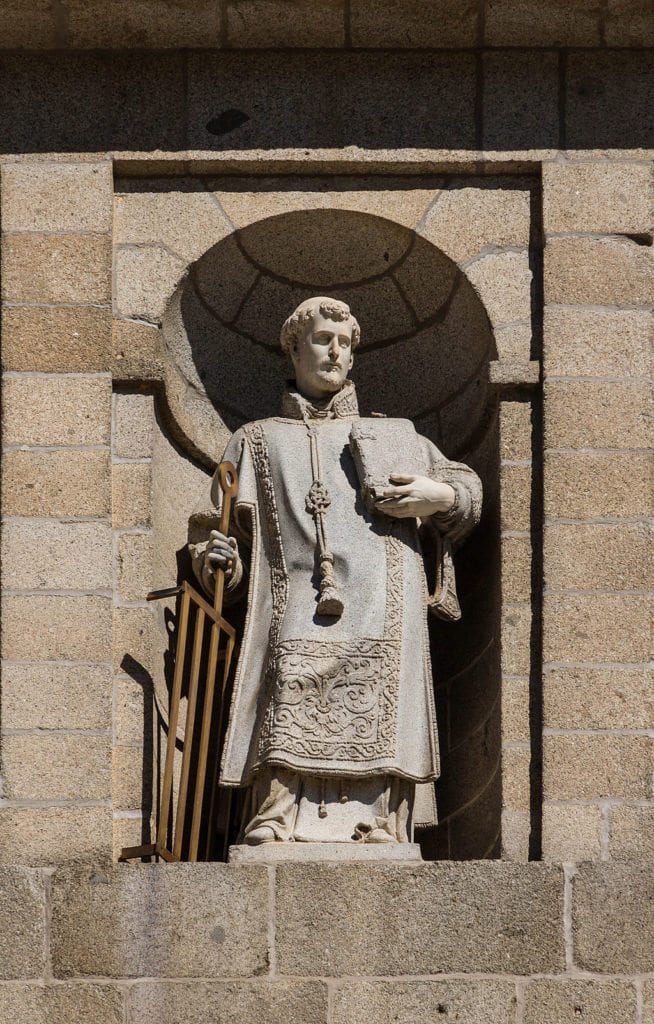 Monasterio San Lorenzo de El Escorial. Estatua de San Lorenzo. Fotografía_Jebulon en Wikimwdia Commons.jpg